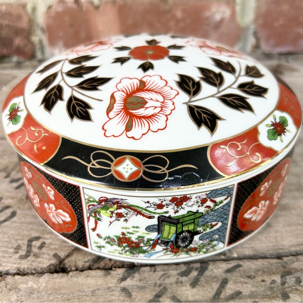 Japanese Imari Porcelain Lidded Trinket/Jewelry Box Round Red Black White Floral